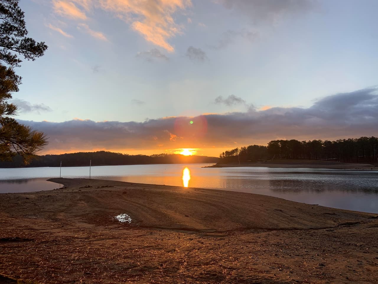 <b><a href="https://gastateparks.org/RedTopMountain">Red Top Mountain State Park</a></b>. El campamento ahora ofrece algunas conexiones completas, mejoras, actualizaciones de energía, reemplazo de líneas de flotación y cable. Un nuevo segmento de yurtas da la bienvenida a los aventureros y 20 cabañas nuevas ofrecen porches con mosquiteros con bonitas vistas. La mejora adicional incluye nuevas estaciones de confort, un nuevo patio de recreo, un área de playa renovada con senderos accesibles y sitios para picnic.
<br>
<br>
<b><a href="https://goo.gl/maps/gevcxmRJkLXTQ3Z96">Cómo llegar</a></b>