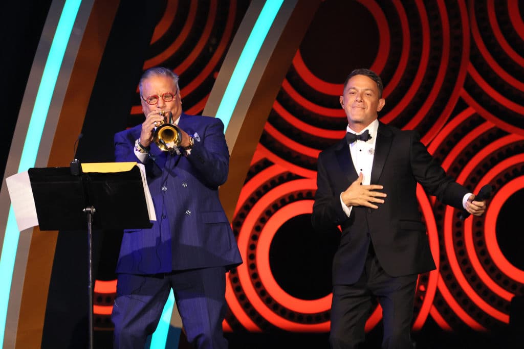 El trompetista Arturo Sandoval y el cantante Alejandro Sanz en el homenaje a Carlos Vives.