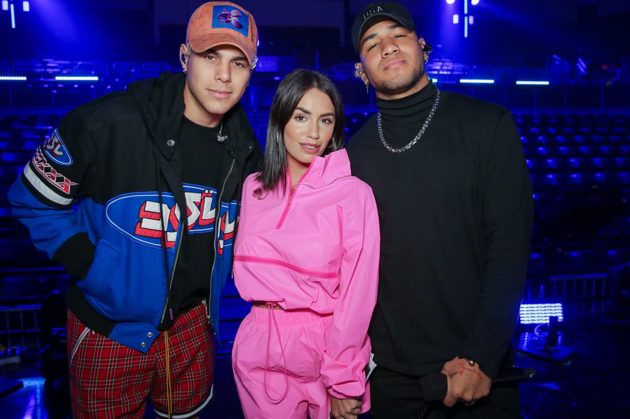 Claro que sólo fue un momento: Lali debía seguir ensayando, esta vez al lado de los chicos de CNCO, quienes también serán presentadores en el reventón del verano.