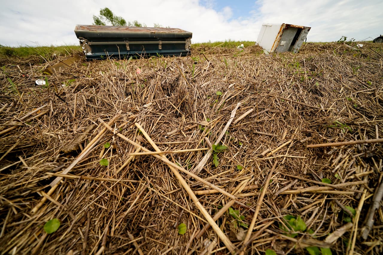 Un ataúd desplazado que flotó desde un cementerio durante las inundaciones del huracán Ida, se encuentra cerca de la hierba de los pantanos desplazados,
<a href="https://www.univision.com/noticias/estados-unidos/rio-mississippi-fluyo-sentido-contrario-huracan-ida">no muy lejos del río Mississippi</a>, en Ironton, Louisiana. Devolver los restos a sus lugares de descanso tras haber sido desenterrados por la fuerza de la tormenta es una tarea complicada.
