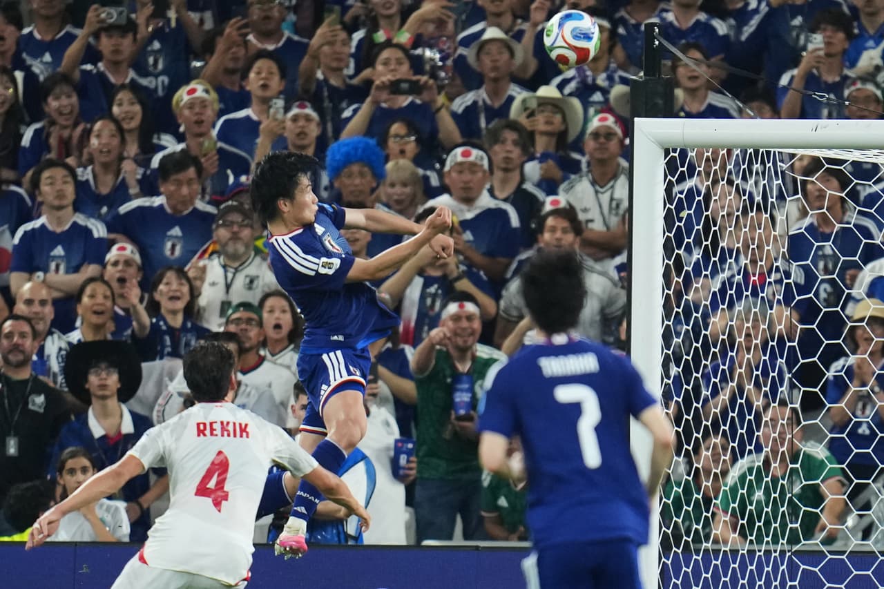 Ayase Ueda, de Japón, en el centro, anota el cuarto gol de su selección contra Túnez durante el partido de fútbol del Grupo F de la Copa Mundial en Guadalupe, cerca de Monterrey, México, el sábado 20 de junio de 2026.