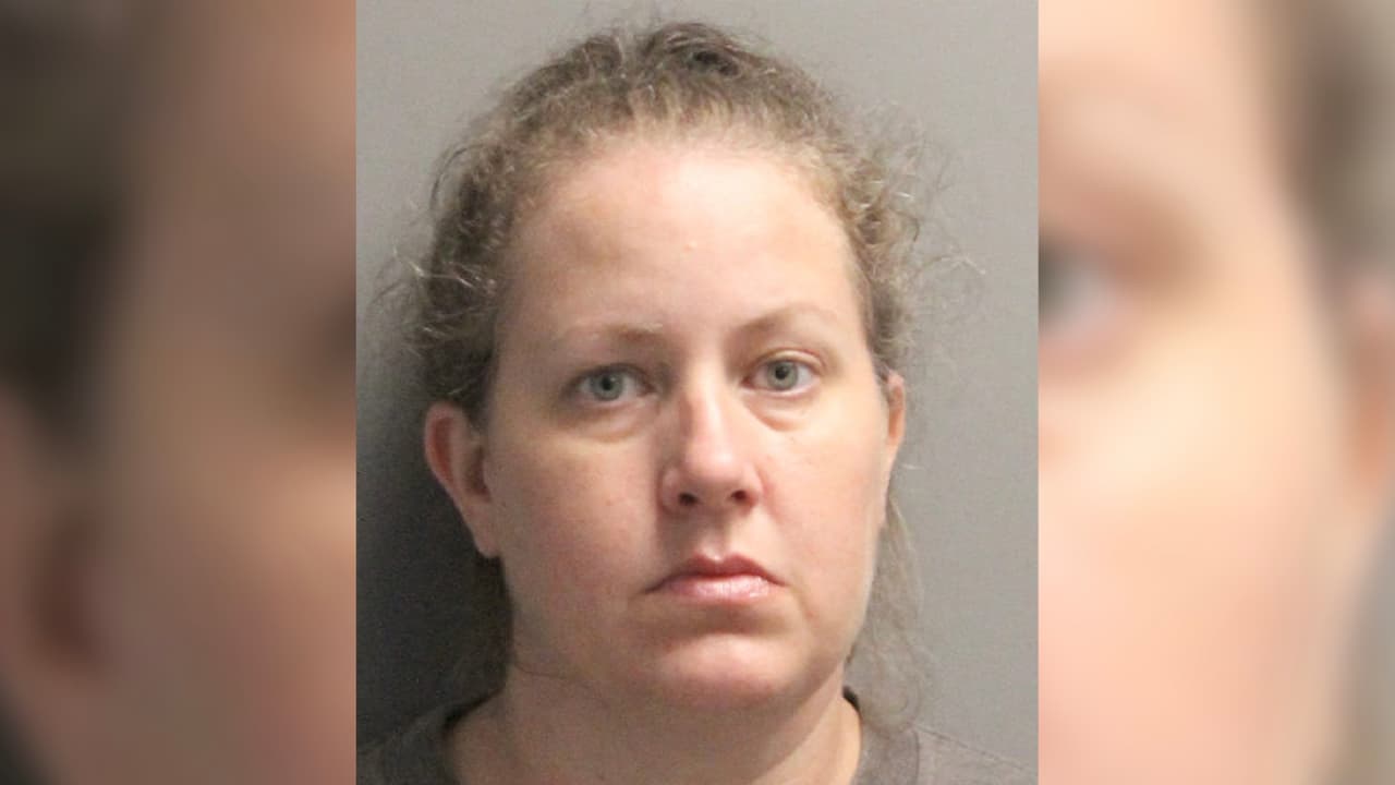 Jana Renne Whitmire, 42 años. Se le vio por última vez en Spring, Texas. Tiene antecedentes en el condado Harris por robo.