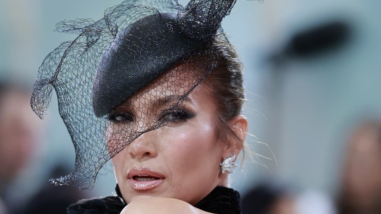 Este es el tocado del que JLo admitió que "no se sentía segura" en su look.