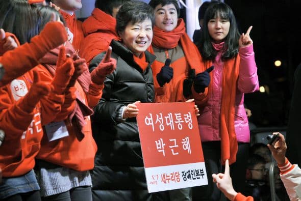 A la espera de que se conozcan los datos del recuento, la ligera ventaja de Park, del partido Saenuri del actual presidente, Lee Myung-bak, coincide con el estrecho margen que le otorgaban sondeos previos a las elecciones sobre su rival del Partido Democrático Unificado (PDU) .