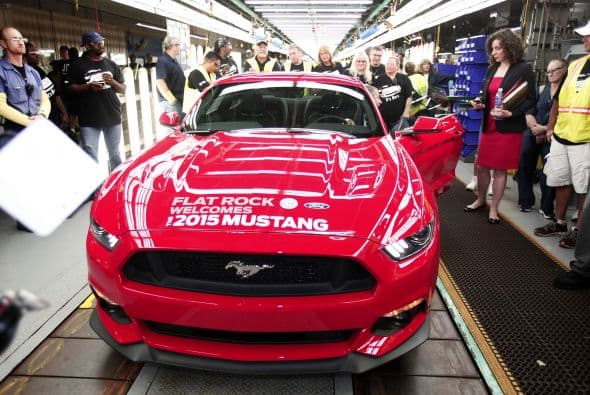 Ford inició la producción de la nueva generación del Mustang en la planta de Flat Rock, en el Estado de Michigan, Estados Unidos, este vehículo se comercializará en 120 países. Ford indicó que el inicio de la fabricación de la sexta generación de este vehículo representa un hito para la compañía y explicó que este auto se producirá también con volante a la derecha, lo que permitirá su venta en 25 mercados adicionales. En cuanto a precios, el Mustang 2015 se comercializará desde los $24,425 y hasta los $42,425 con tres diferentes motorizaciones. La versión base utilizará el V6 de 304 caballos de fuerza, pasando por el EcoBoost de cuatro cilindros con 314 para tener como tope de gama al GT con el motor V8 de 5.0 litros con 441 caballos de fuerza.