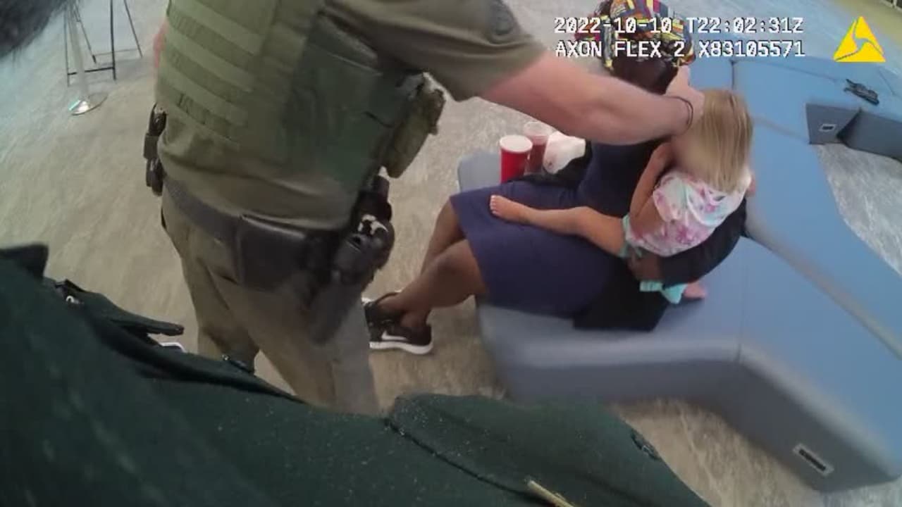 Abuelo olvidó a su nieta de 2 años en un auto rentado en el Aeropuerto de Daytona Beach; enfrentará cargos 