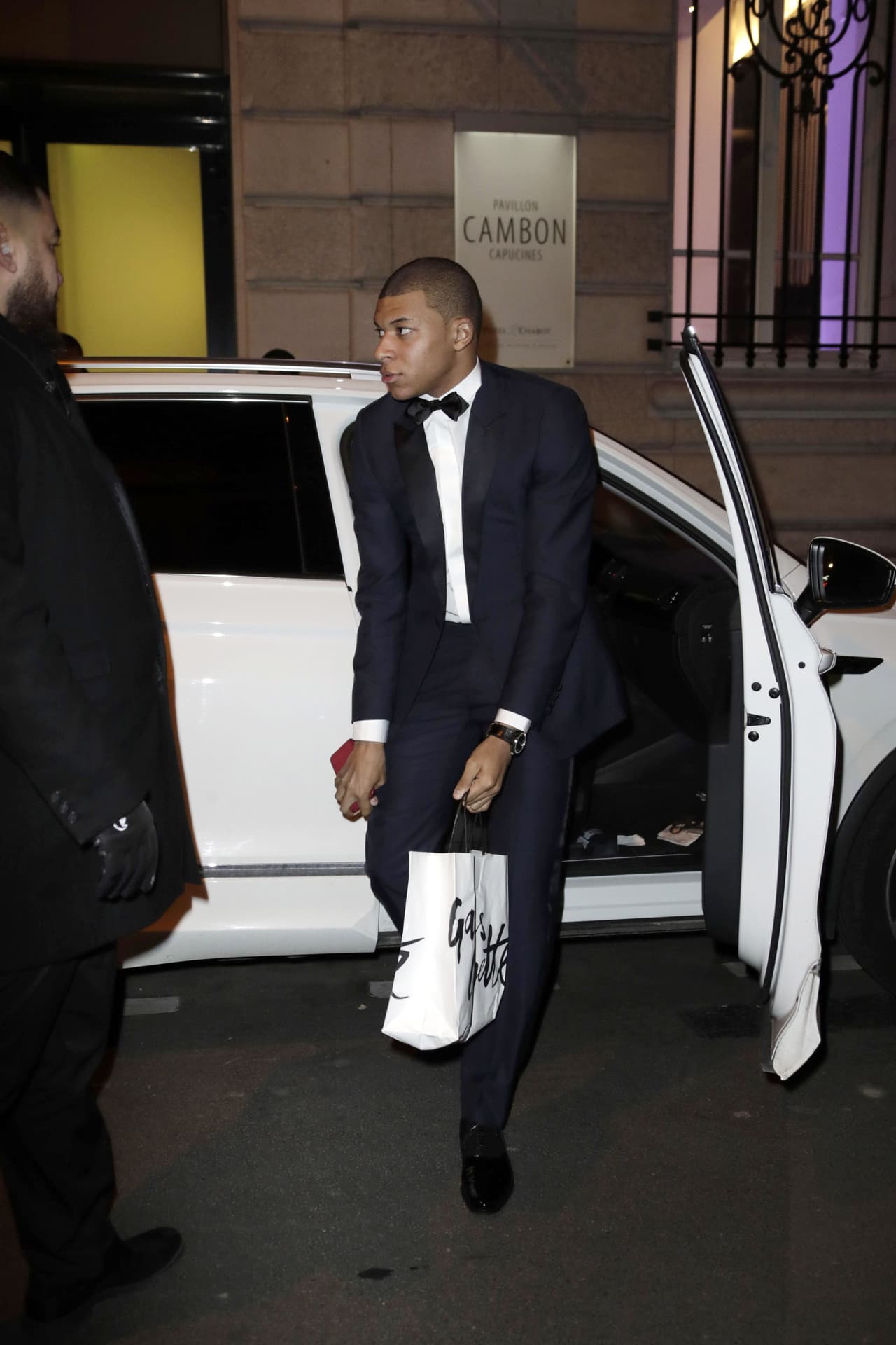 “Es una de las desventajas de tener éxito temprano”, dijo Mbappé en la entrevista. “Me perdí de cosas simples como tener una licencia de conducir. Creo que todo el mundo tiene una. Para muchas personas, una licencia es una obligación, pero no lo era para mí. Nunca fue una prioridad”, agregó.