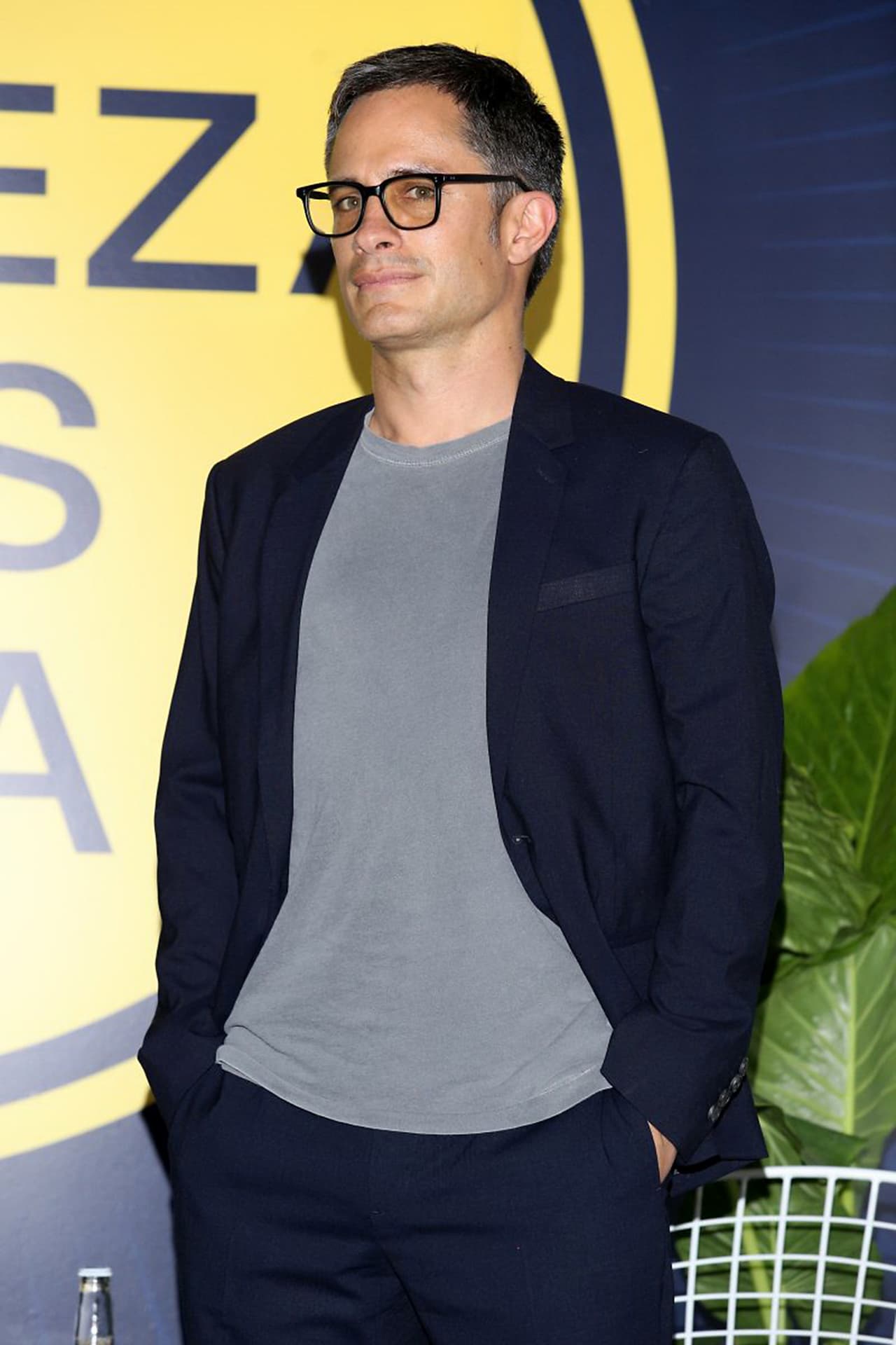 Gael García Bernal lamentó el atentado que sufrieron integrantes de la familia LeBarón en México.