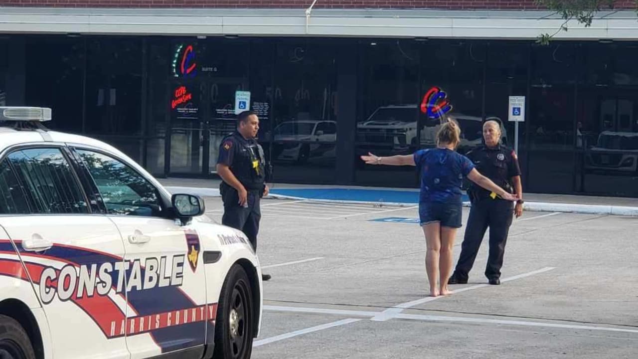 Por ejemplo, el 4 de Julio las autoridades arrestaron a una mujer después de una parada de tráfico en el bloque 20600 de W Lake Houston. 
<b>Tras varias pruebas, se comprobó que la sospechosa presentaba múltiples signos de intoxicación. </b>