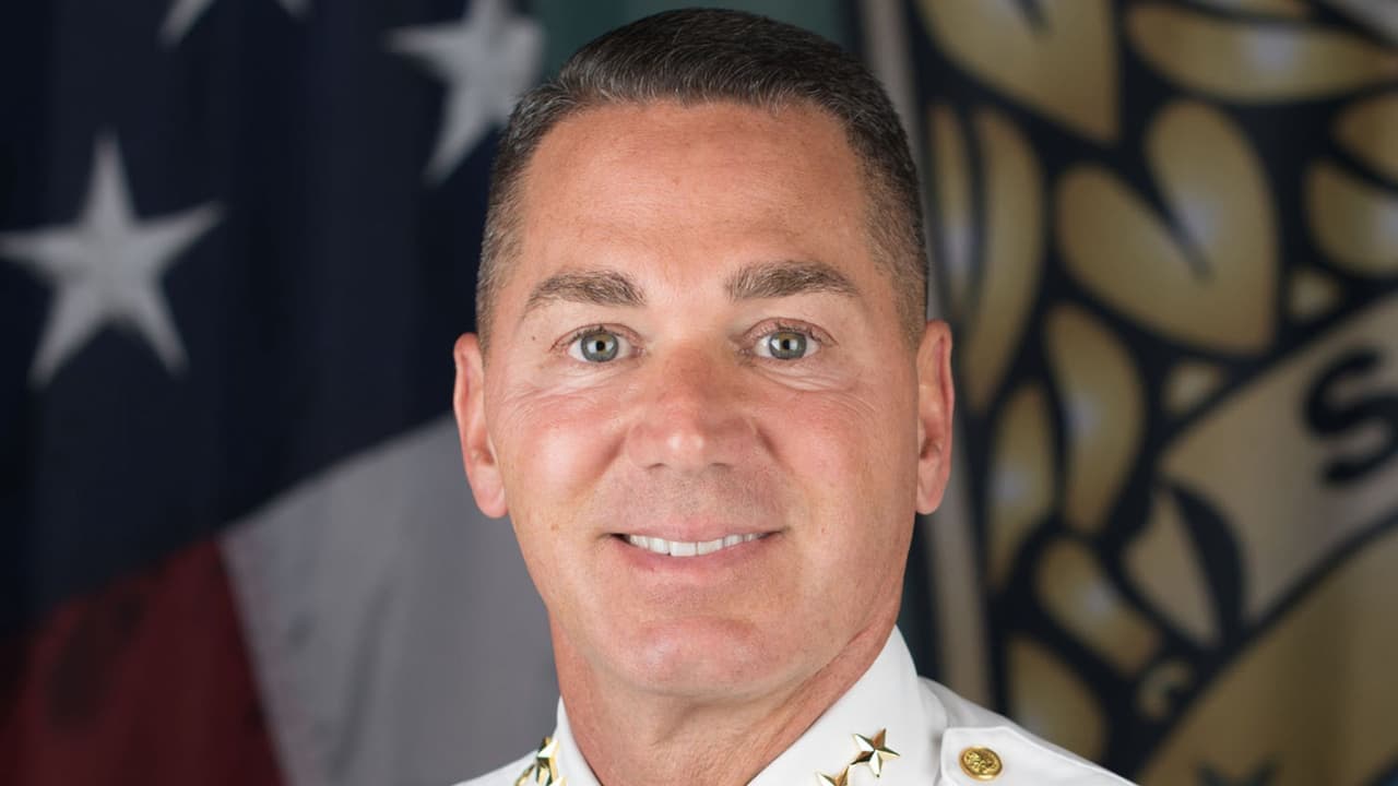 Sheriff de Hillsborough bajo fuego: exdetective exige investigación por fraude y abusos