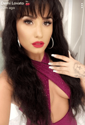 Lovato escogió el mítico vestuario que Selena utilizó en el que sería su último concierto en el estadio Astrodome, de Houston, Texas.