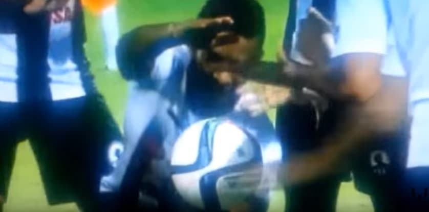 Futbolista hace 'flotar' el balón para festejar su gol