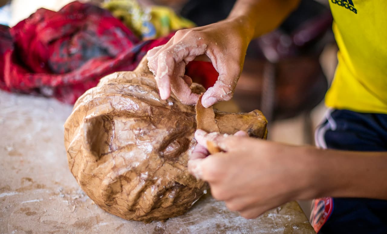 Por medio de la secretaría de Cultura del Atlántico, Shakira encargó las máscaras, que fueron elaboradas en tiempo récord de dos semanas por 20 artesanos de los municipios de Galapa y Soledad.