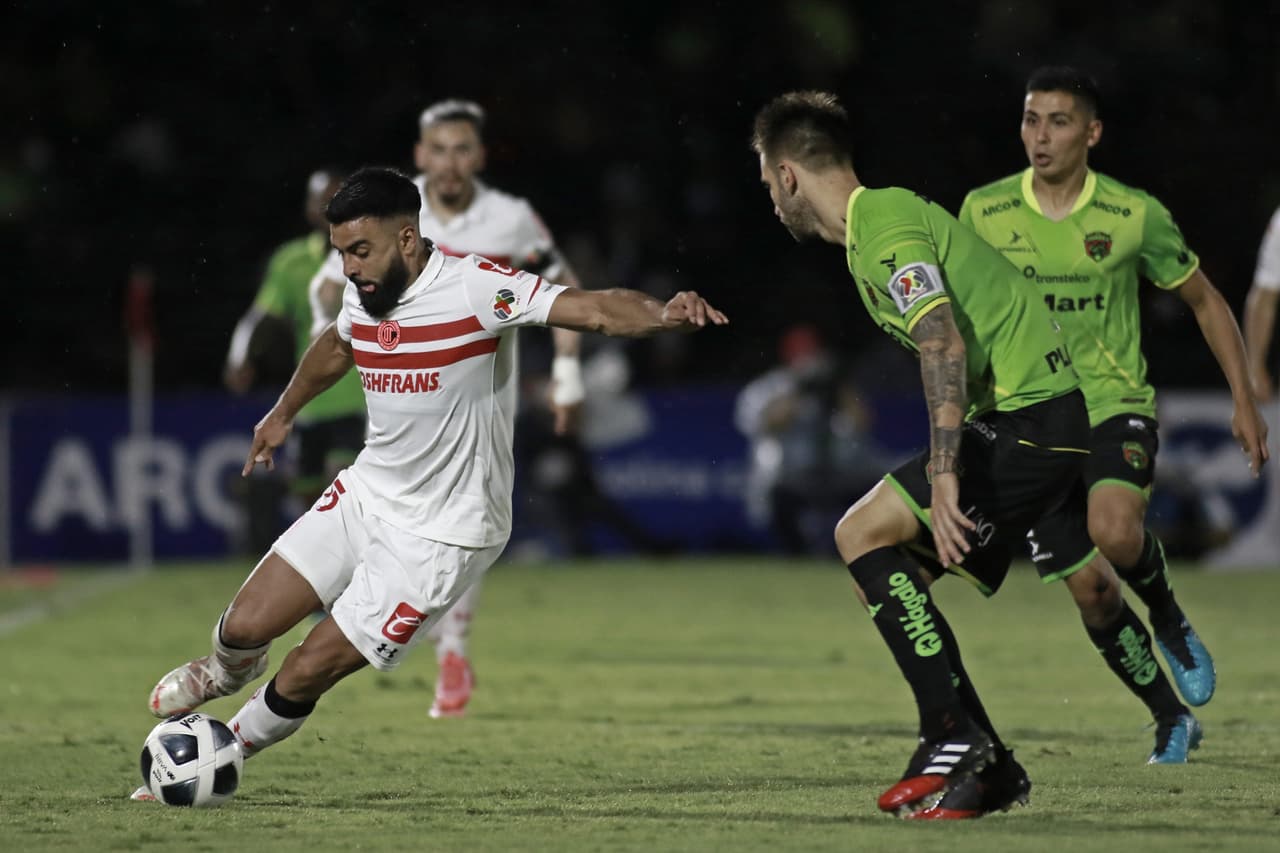 A 10 minutos del final y con muchos espacios en tres cuartos de cancha de Juárez, Alexis Canelo se reivindicó con una jugada individual que terminó en el fondo de la red para el 1-3.