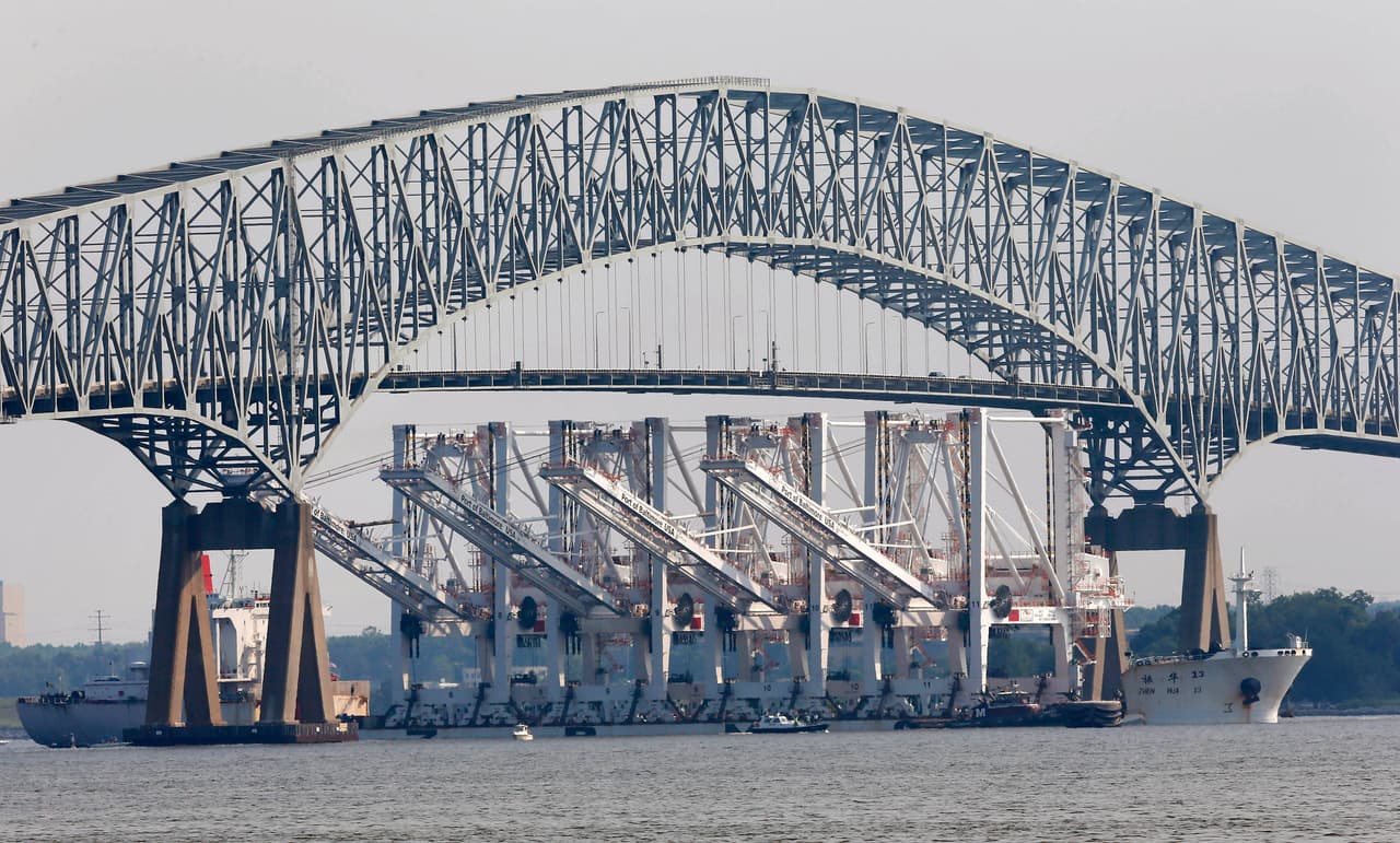 Colapsa el puente Francis Scott Key de Baltimore tras ser impactado por un barco: vehículos cayeron al agua
