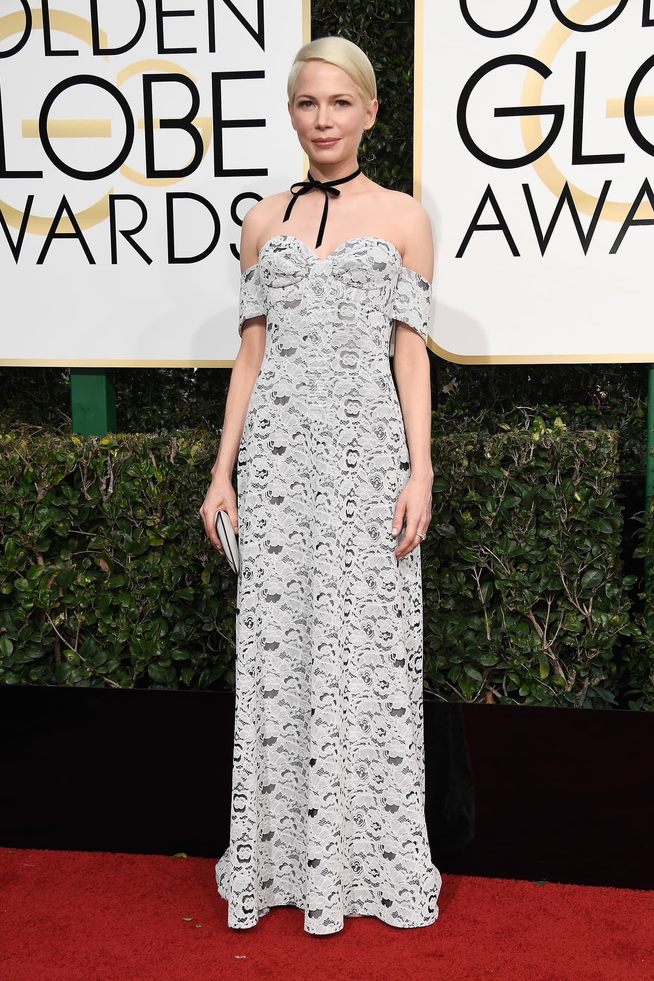 Michelle Williams, con un Vuitton de escote caído y lazada al cuello.