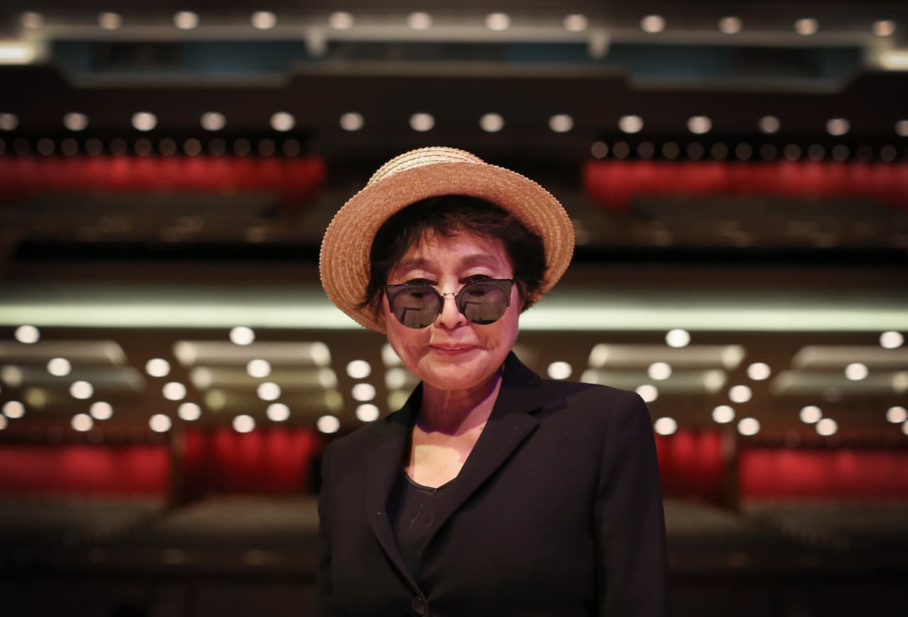 Tras ser hospitalizada por gripe, Yoko Ono volvió a su casa en NY