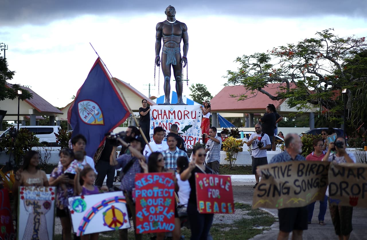 Manifestantes por la paz frente a la estatua principal de Quipuha el 14 de agosto de 2017 en Hagatna. Según la 
<b><a href="https://www.guamvisitorsbureau.com/research-and-reports/research/visitor-arrival-statistics" target="_blank">Oficina de Visitantes de Guam</a></b>, la mayoría de los visitantes civiles de la isla -que tiene un enorme flujo de militares debido a que allífunciona una base de EEUU- provienen de Japón y Corea.
