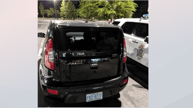 Buscan a persona que conducía un Kia color negro, con placas FKS-8777 de Carolina del Norte que se dio a la fuga después de estrellar el vehículo en una lavandería y herir a una mujer.