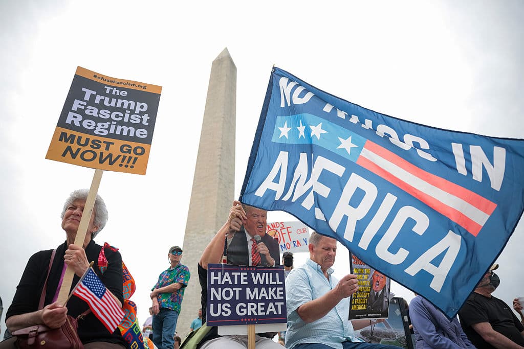 <b>Críticas al debilitamiento del estado de derecho</b>: "El odio no nos hará grandes", se lee en una de las pancartas. Se realizaron manifestaciones en varias ciudades para denunciar lo que se percibe como un deterioro del sistema judicial, y la falta de los controles y balances que caracterizan a la democracia estadounidense.