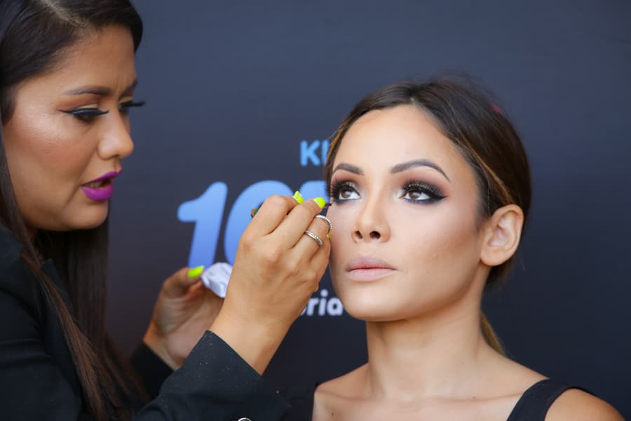 Como parte del grupo de amigas de Donaji “BFF” quince ganadoras tuvieron el privilegio de tomar una clase “Aprender a maquillarse como profesional” auspiciado por Alejandra Barraza de TNT Agency.