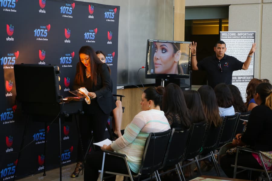 Como parte del grupo de amigas de Donaji “BFF” quince ganadoras tuvieron el privilegio de tomar una clase “Aprender a maquillarse como profesional” auspiciado por Alejandra Barraza de TNT Agency.