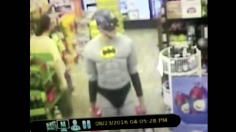 Ladrón disfrazado del Capitán América y Batman escapa con 36 cervezas en Nueva York