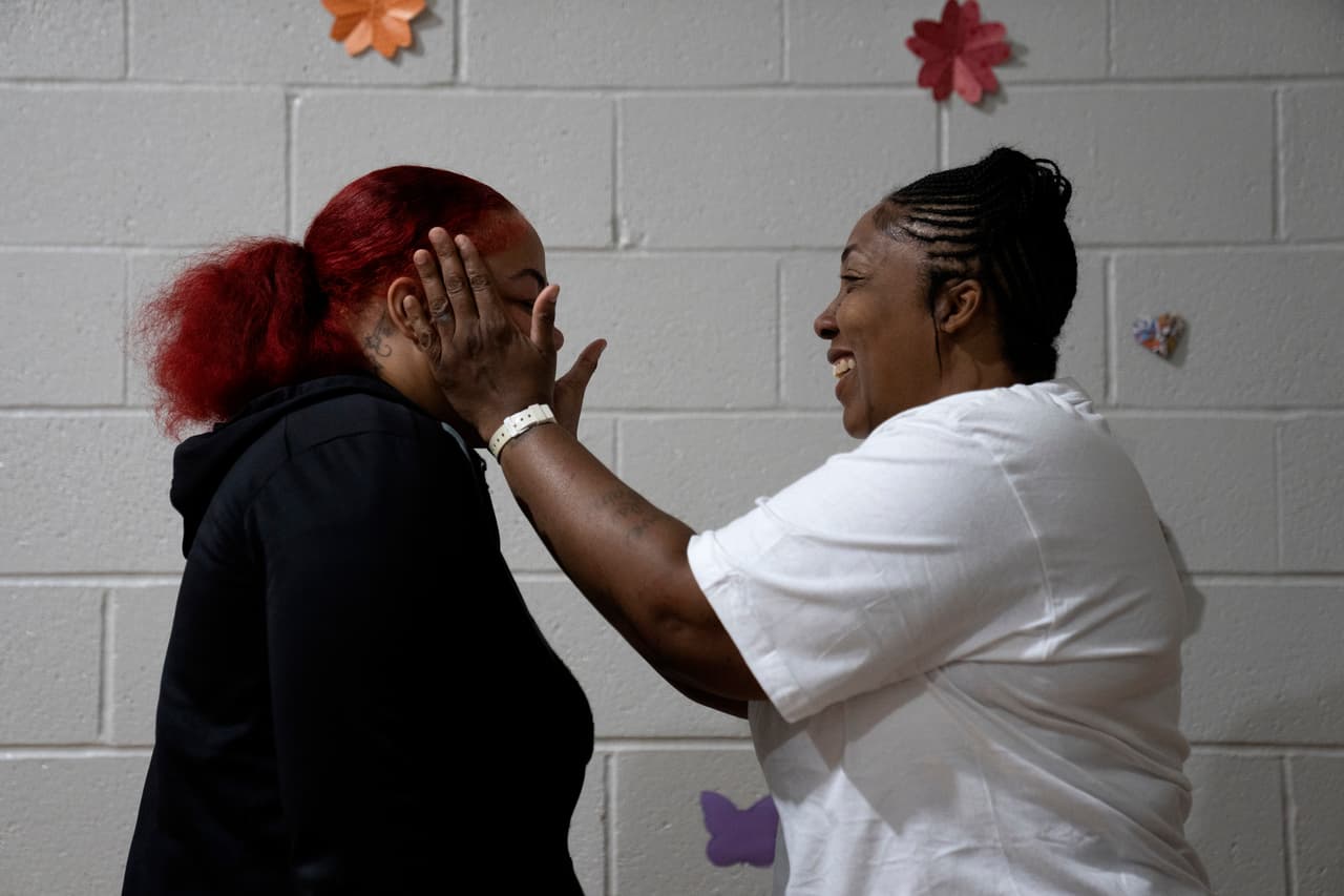Pritchett llora al hablar del tiempo que ha pasado sin su madre. Dextra la abraza y le seca las lágrimas.