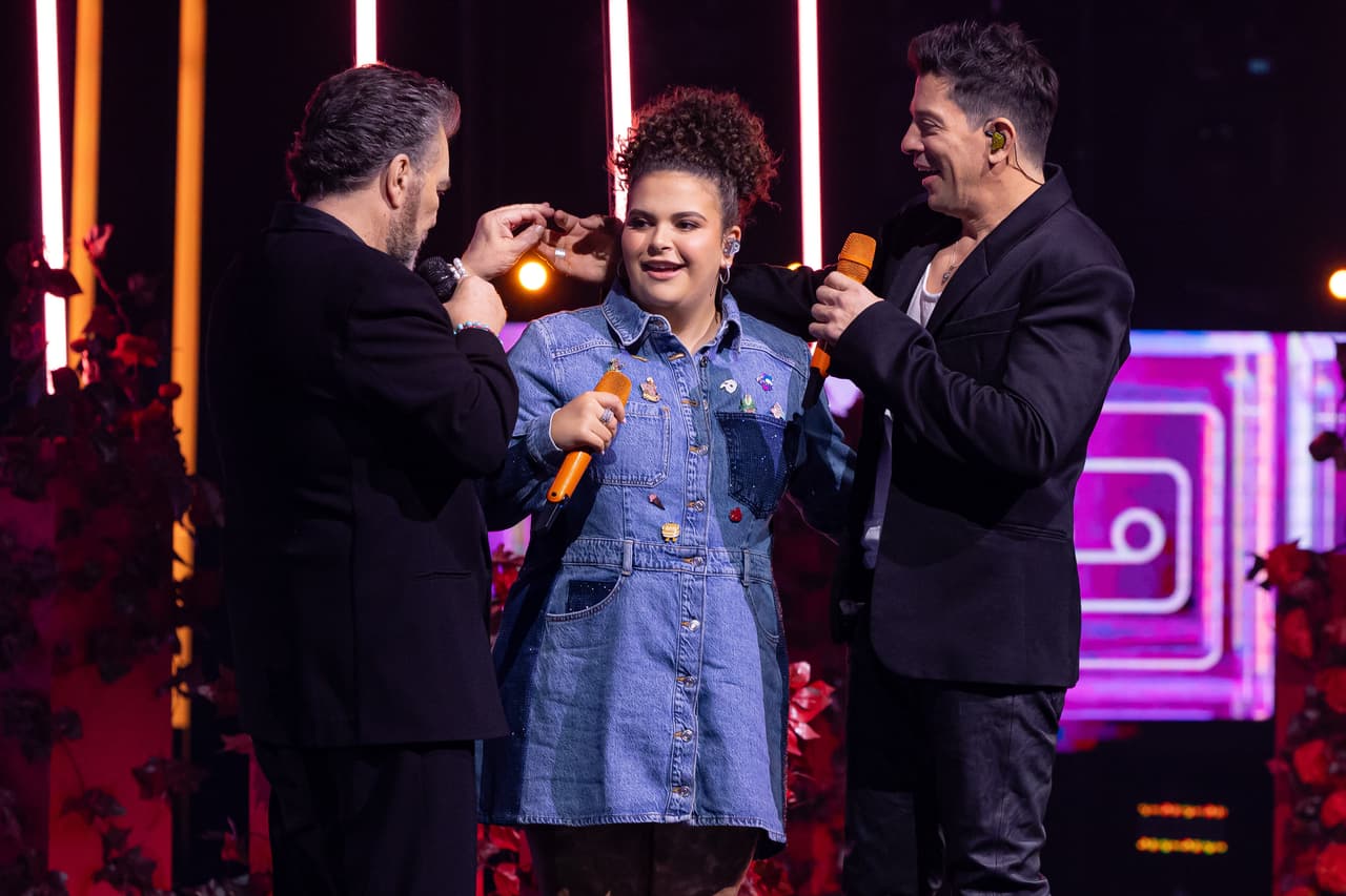 <b>Mijares estalló con un dueto entre Lucerito y Yahir </b>
<br>
<br>Durante el tercer capítulo del programa, Las Estrellas unieron sus voces para cantar ‘La fuerza del amor’ en un reto. 
<a href="https://www.univision.com/shows/juego-de-voces/mijares-estalla-en-celos-y-yahir-lo-llama-suegro-juego-de-voces-video">Dicha presentación, cargada de un toque romántico, no fue del agrado del papá de Lucerito,</a> quien inmediatamente les reprochó las caricias que fingieron para darle más emoción a su canción. A partir de ese momento, la "rivalidad" entre Mijares y Yahir se hizo más que evidente. 
<br>
