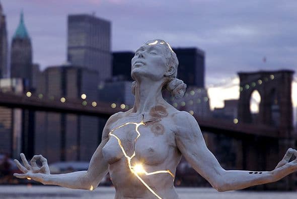 Expansión, Nueva York -  El autor de esta mística escultura invita a la reflexión y el conocimiento interior.