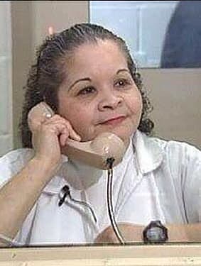 Por años, Saldívar ha pedido a las autoridades su libertad, pero ésta le ha sido negada. Yolanda Saldívar nació en septiembre de 1960 en San Antonio, Texas. Es la menor de ocho hijos y creció en un hogar humilde. Trabajó para poderse pagar la escuela y estudió enfermería en la Universidad de Texas.