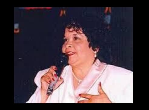 Yolanda tenía autorización de firmar cheques y usaba tarjetas de crédito con el fin de adquirir cosas para las tiendas.