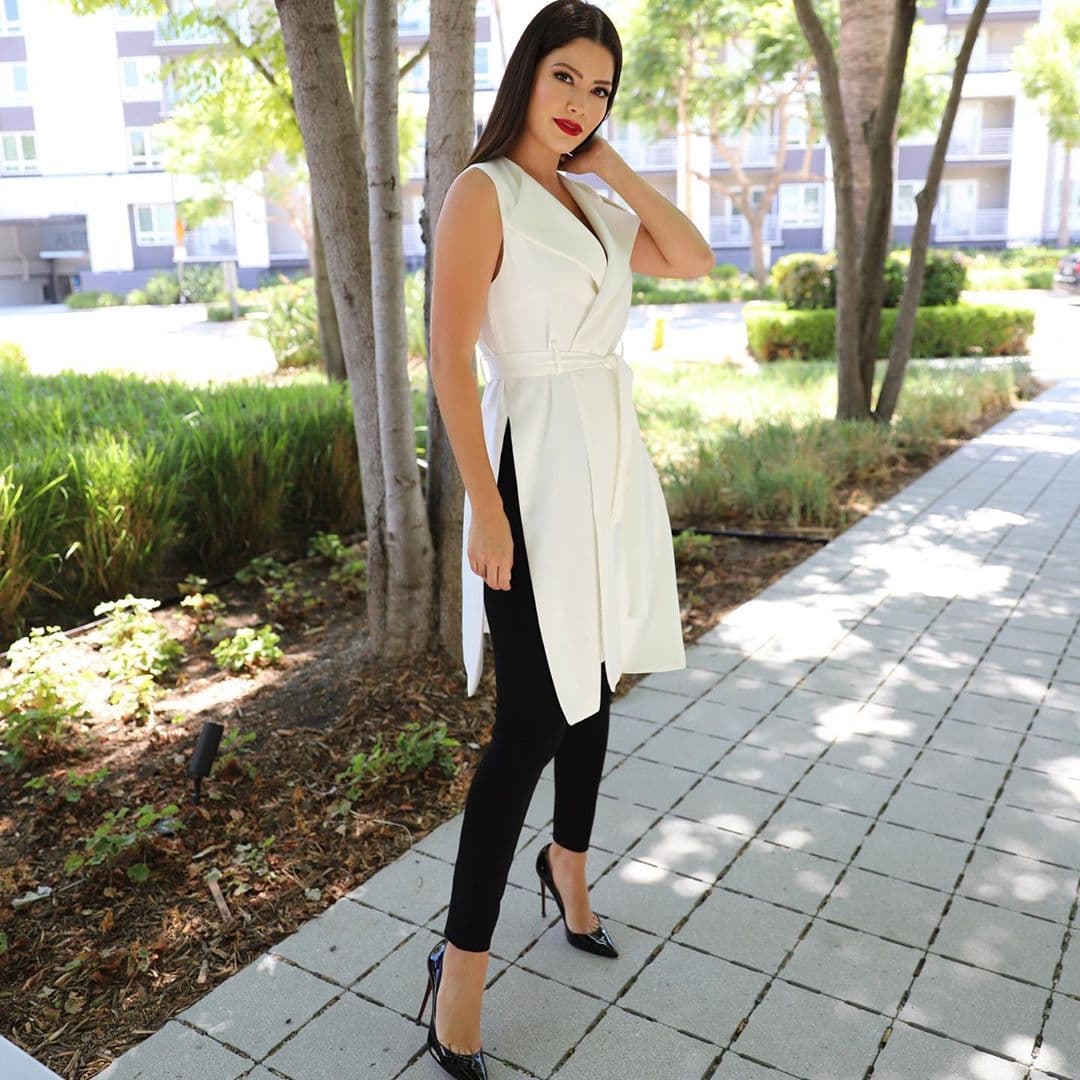 La presentadora mexicana modela los modernos diseños de su tienda a través de redes sociales, como en esta ocasión en el que prefirió la tendencia 'black and white' para la gira promocional del nuevo programa del que ahora forma parte: Enamorándonos.