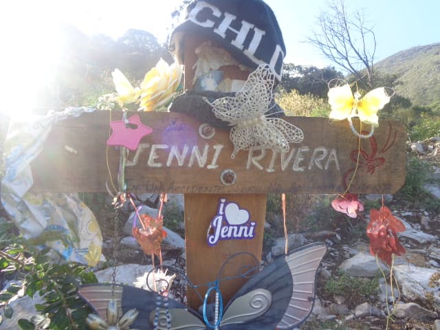 Aunque Jenni Rivera falleció el 9 de diciembre de 2012, su música se sigue escuchando y su imagen vive en el corazón de todos sus seguidores. 
<b><a href="http://v6.player.abacast.net/2341">Escucha la estación exclusiva de Jenni Rivera por Uforia</a></b>