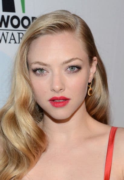 ¡No creas que nos olvidamos del ‘lipstick’! Los colores en los que debes pintar tu sonrisa son los naranjas, rojizos como el tono frambuesa, y toda la gama de los rosados.