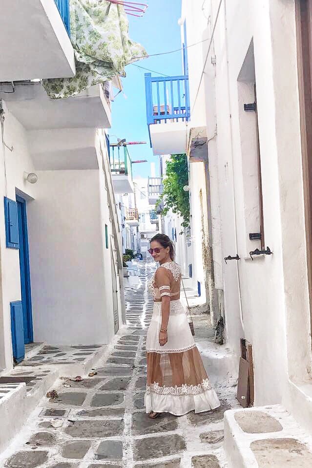 Estando de vacaciones en Grecia la actriz no pierde el estilo, pues se dejó ver con un hermoso vestido blanco con encaje y transparencias, la cual la hizo verse verdaderamente hermosa. Sin lugaras a dudas aquel lejano lugar le robó el corazón.