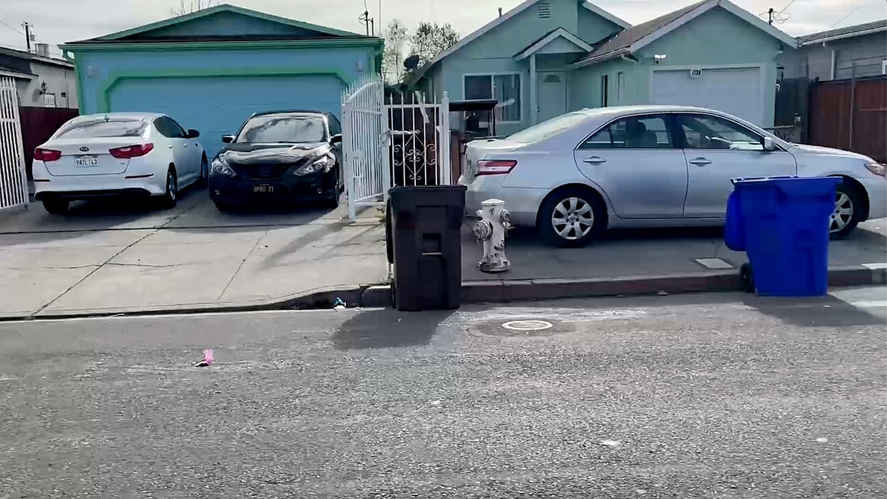 "Si dejo mi troca lejos me roban el catalizador": residentes de San Pablo reciben multas por estacionarse en las banquetas de sus casas