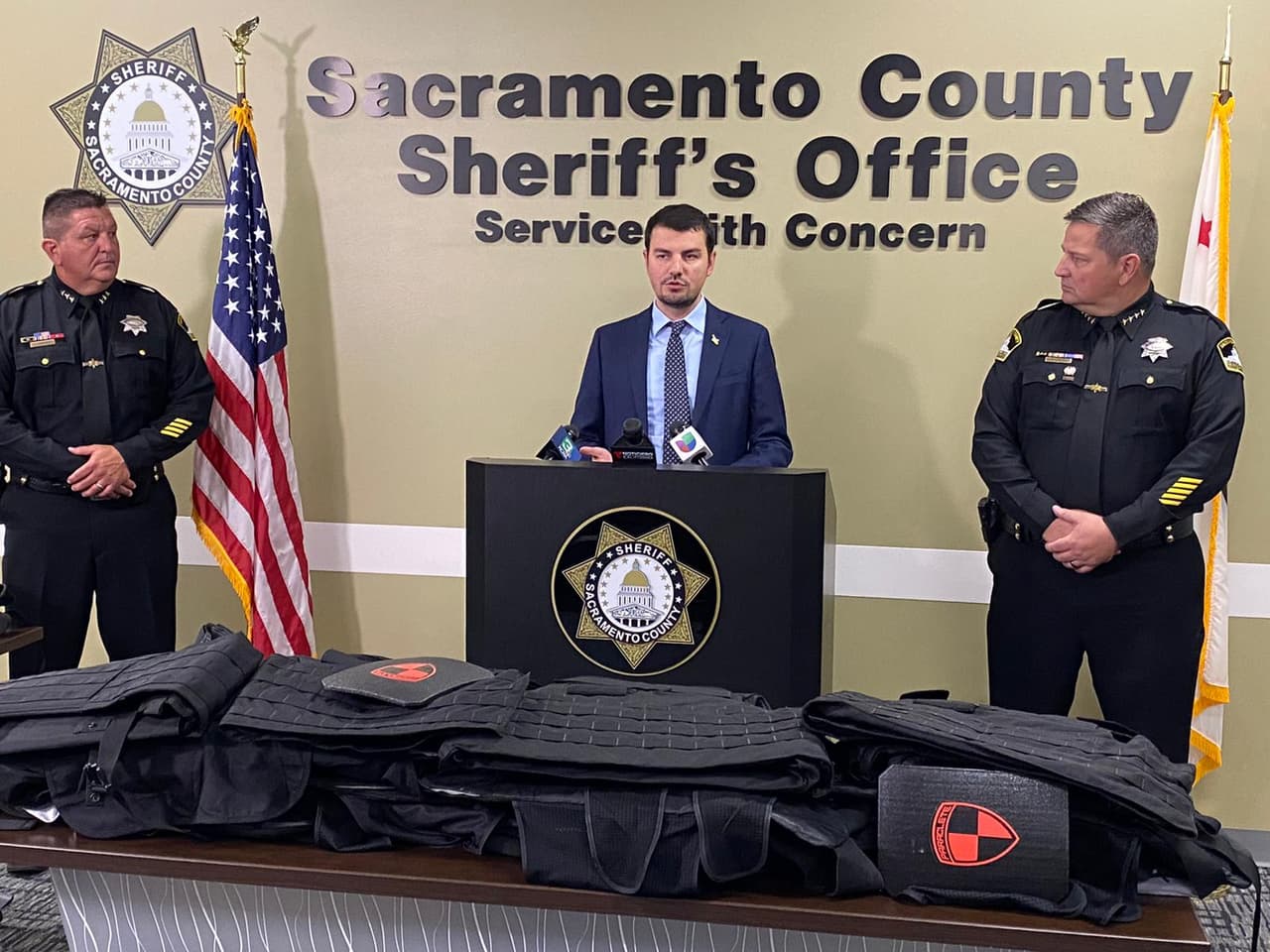  Sheriff de Sacramento dona chalecos antibalas para esfuerzos de guerra en Ucrania