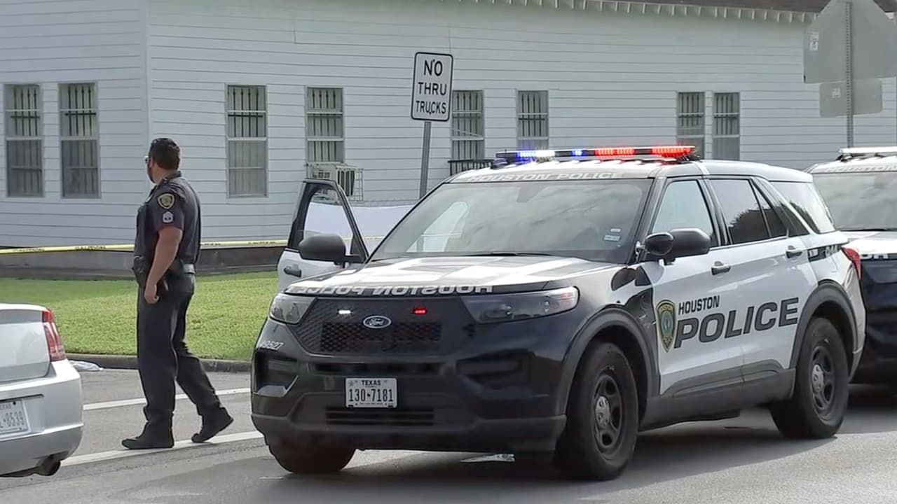 Matan a tiros a mujer y hallan su cuerpo cerca de secundaria al sur de Houston