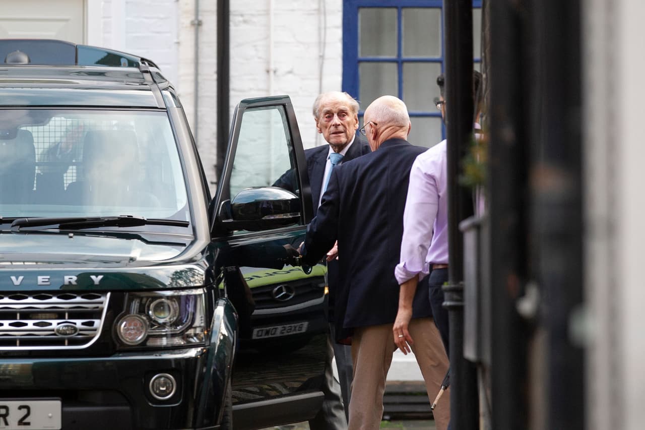 De acuerdo con 
<b><a href="https://www.telegraph.co.uk/royal-family/2019/12/24/duke-edinburgh-leaves-hospital/" target="_blank">The Telegraph</a></b>, a diferencia de lo que acostumbran millones de familias alrededor del mundo al 
<b><a href="https://www.univision.com/famosos/la-reina-isabel-ii-gastara-casi-40-000-dolares-en-regalos-navidenos-para-su-familia-y-empleados-fotos" target="_blank">abrir los regalos navideños</a></b> en la mañana del 25 de diciembre, la familia real británica lo hace un día antes, durante la Nochebuena.