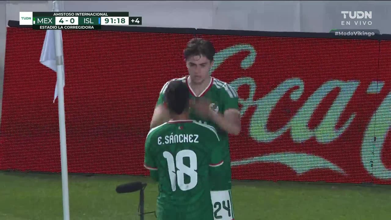 ¡GOL!  anota para México. Brian Gutiérrez