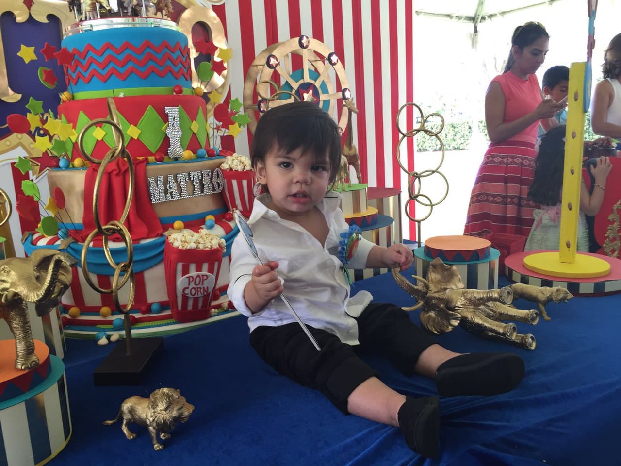 Nuestra primera reina celebró el primer cumpleaños del pequeño Matteo por todo lo alto con una divertida temática circense. Rodeados de amigos y familiares Alejandra y Aníbal lucieron felices junto a su hijo en una celebración que jamás olvidarán.