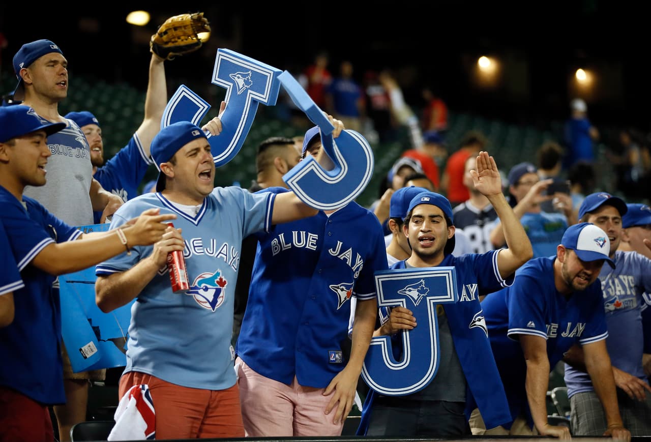 Mexicano Estrada mantiene con vida a Toronto