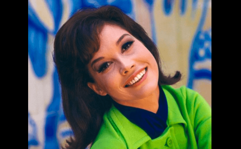 "Gracias por ser la primera en mostrar en la tele a una mujer independiente, divertida, vulnerable", escribió Viola Davis, primera afroestadounidense en conseguir tres nominaciones a los premios Oscar.