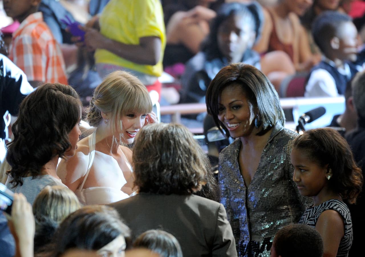 Cuando Taylor bajó del escenario, las hijas del presidente se acercaron junto a su madre y le expresaron a 'Tay' su respeto y admiración.