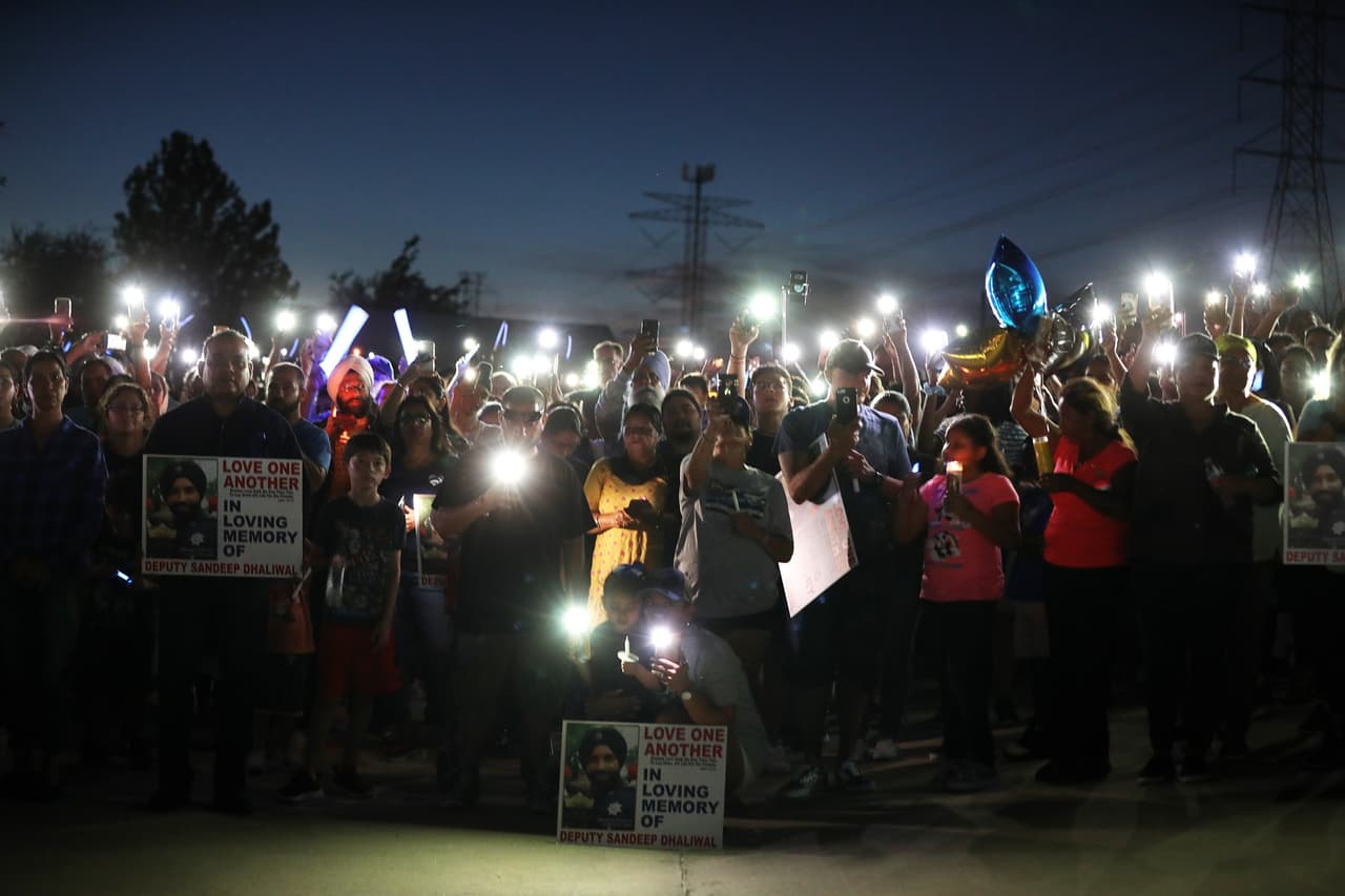 Con las linternas de sus celulares encendidas, con pancartas y obsequios, los centenares de asistentes a la vigilia manifestaron su respeto y cariño por el oficial Sandeep Dhaliwal.