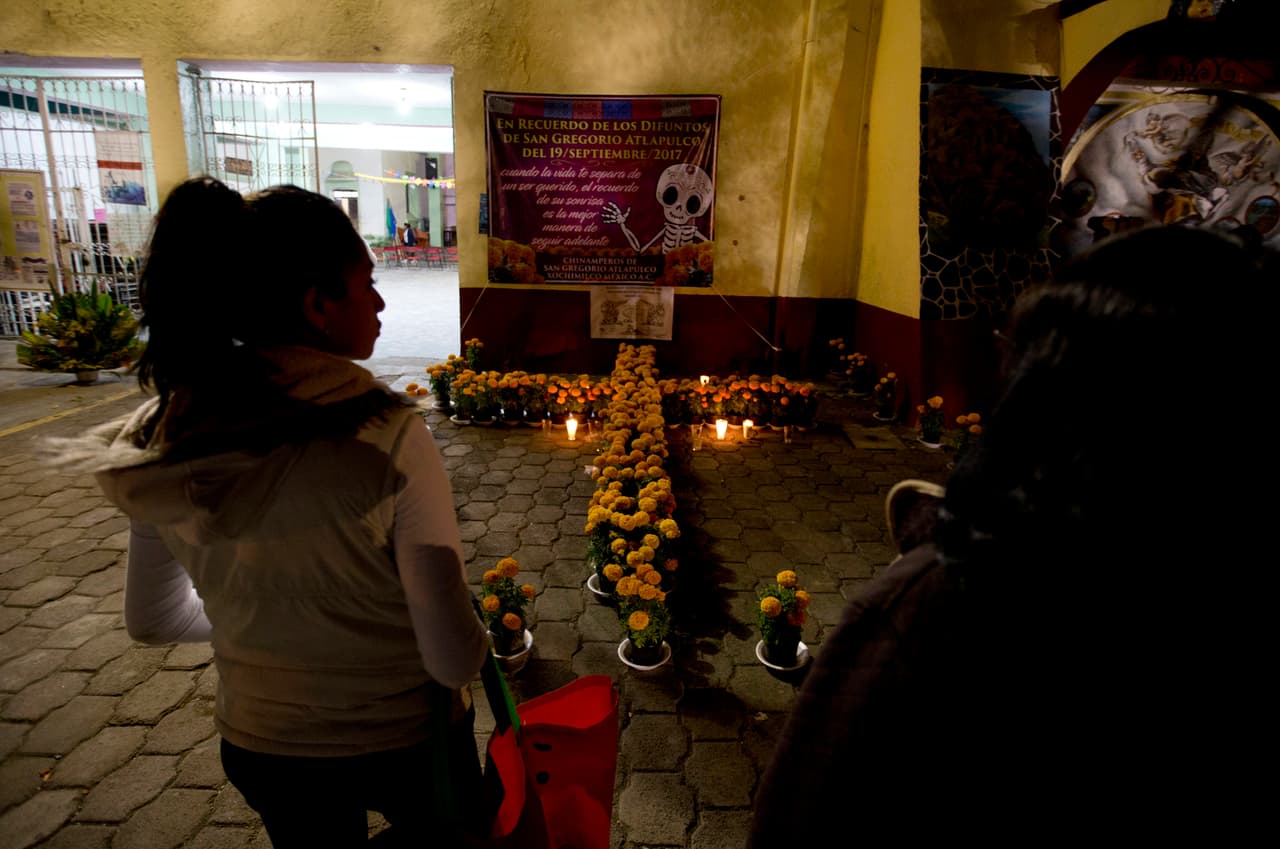 El altar por el Día de los Muertos en San Gregorio Atlapulco, en honor a las dos personas que murieron cuando la cúpula de la iglesia cayó durante el terremoto.