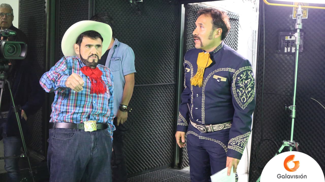 Luis Manuel Ávila y Edgar Vivar repasando cada detalle del guión.