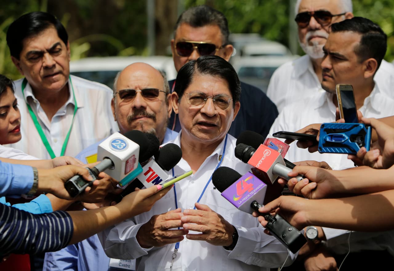 El Viceministro Relaciones Exteriores de Nicaragua, Denis Moncada, habla con la prensa antes de ingresar a una reunión con integrantes de la Alianza Cívica de la oposición.
