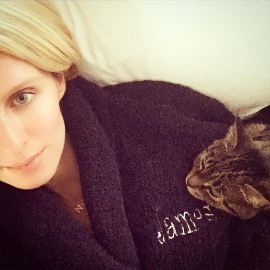 Nicky hasta duerme con su gato.